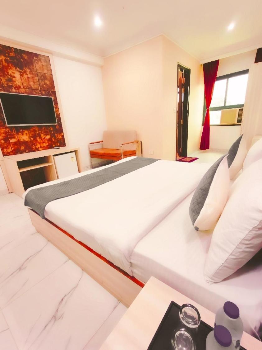 Hotel Almora Sky Near By Delhi International Airport With - Free Airport Pickup And Drop Нью-Дели Экстерьер фото
