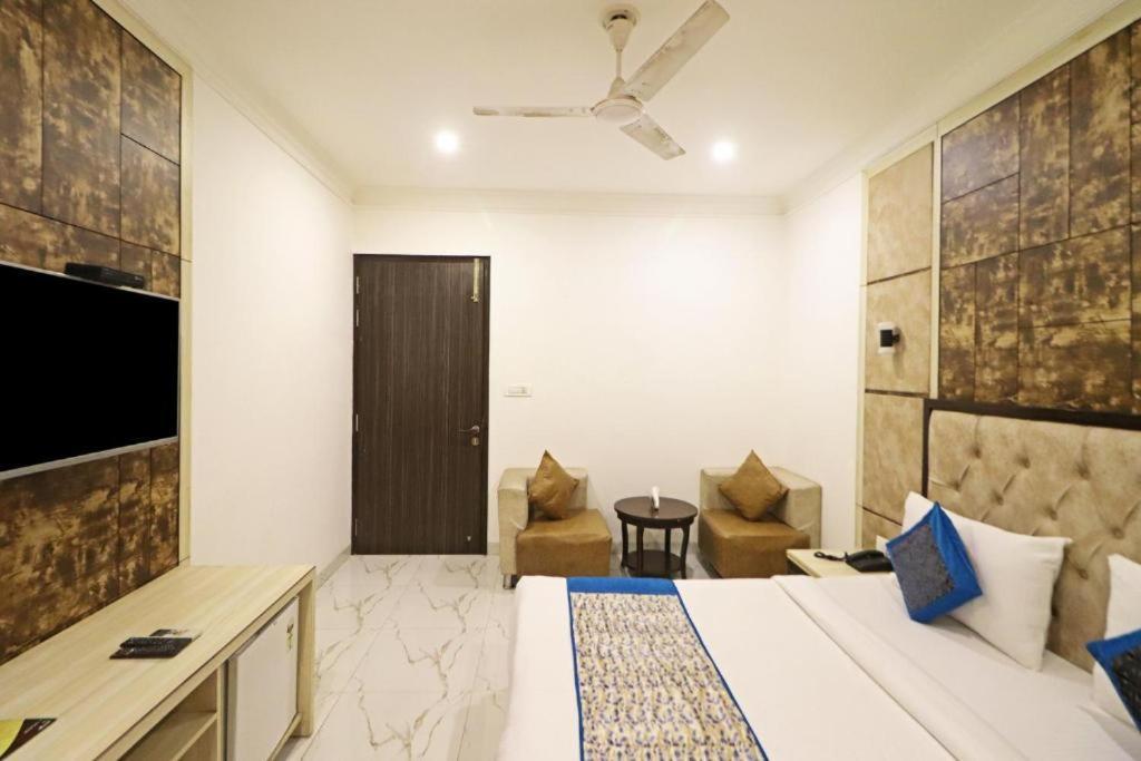 Hotel Almora Sky Near By Delhi International Airport With - Free Airport Pickup And Drop Нью-Дели Экстерьер фото