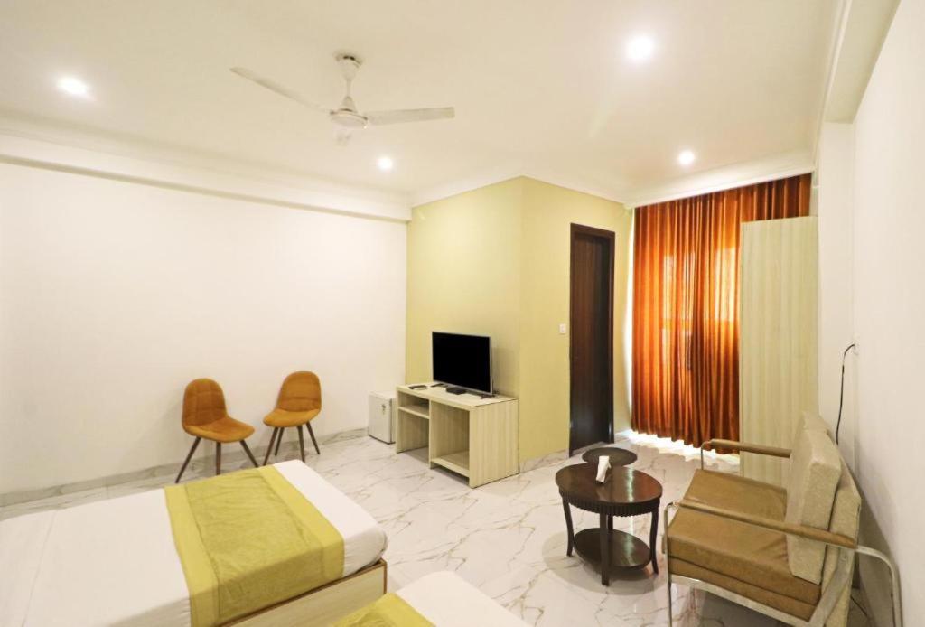 Hotel Almora Sky Near By Delhi International Airport With - Free Airport Pickup And Drop Нью-Дели Экстерьер фото