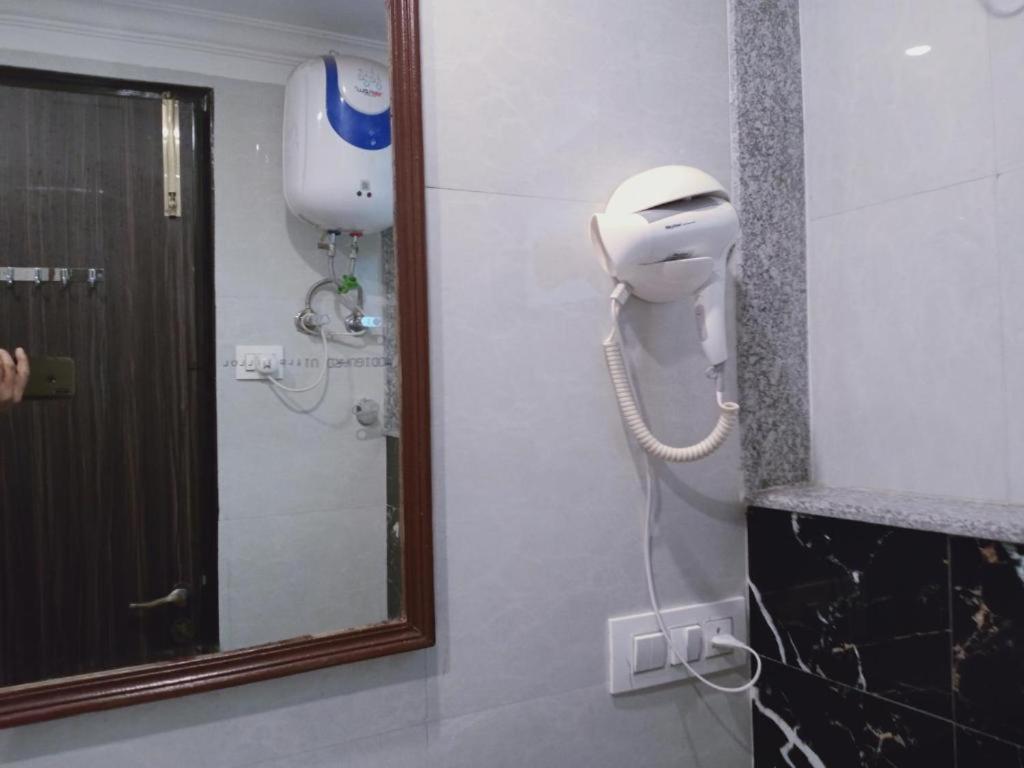 Hotel Almora Sky Near By Delhi International Airport With - Free Airport Pickup And Drop Нью-Дели Экстерьер фото