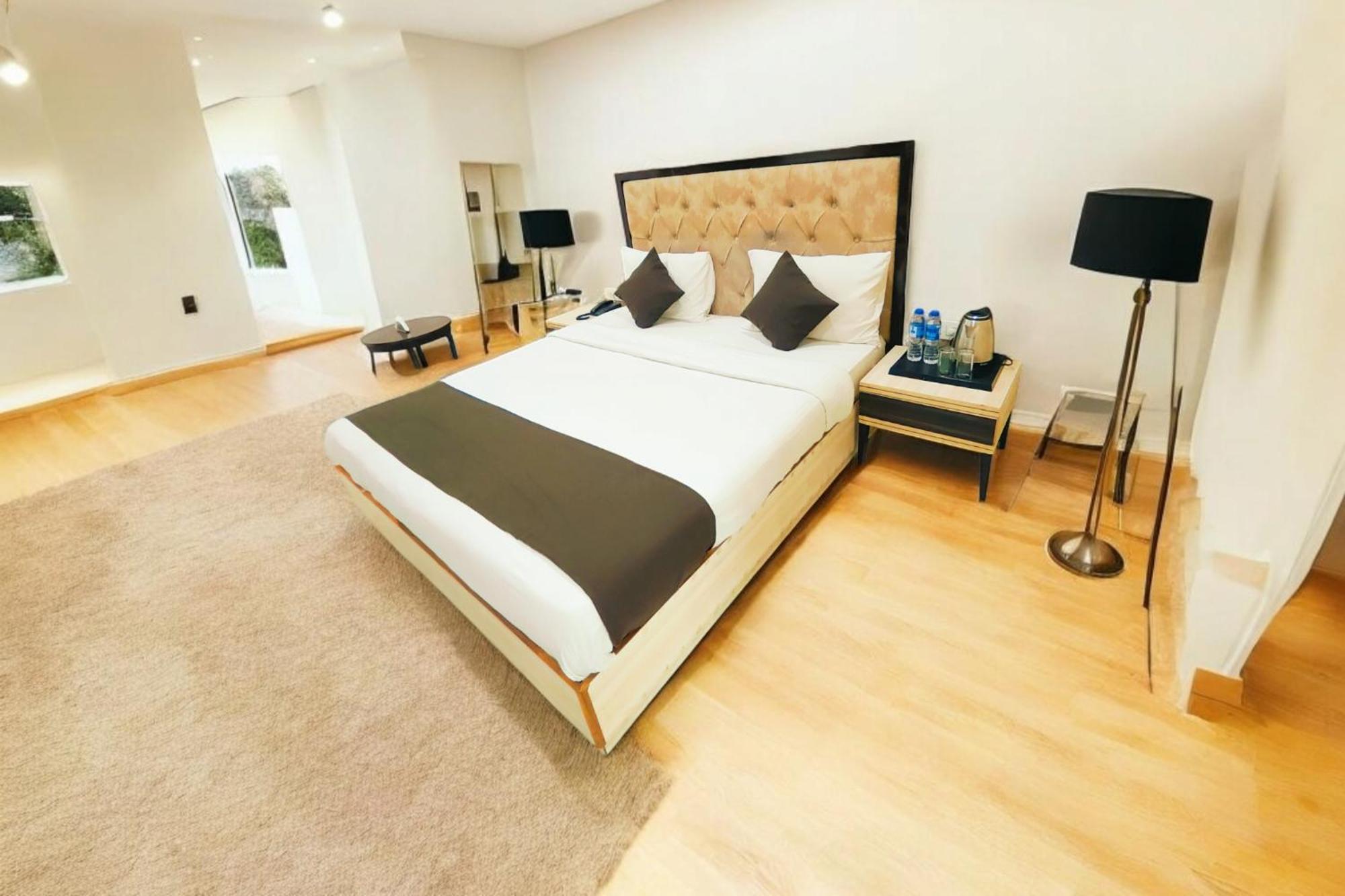 Hotel Almora Sky Near By Delhi International Airport With - Free Airport Pickup And Drop Нью-Дели Экстерьер фото
