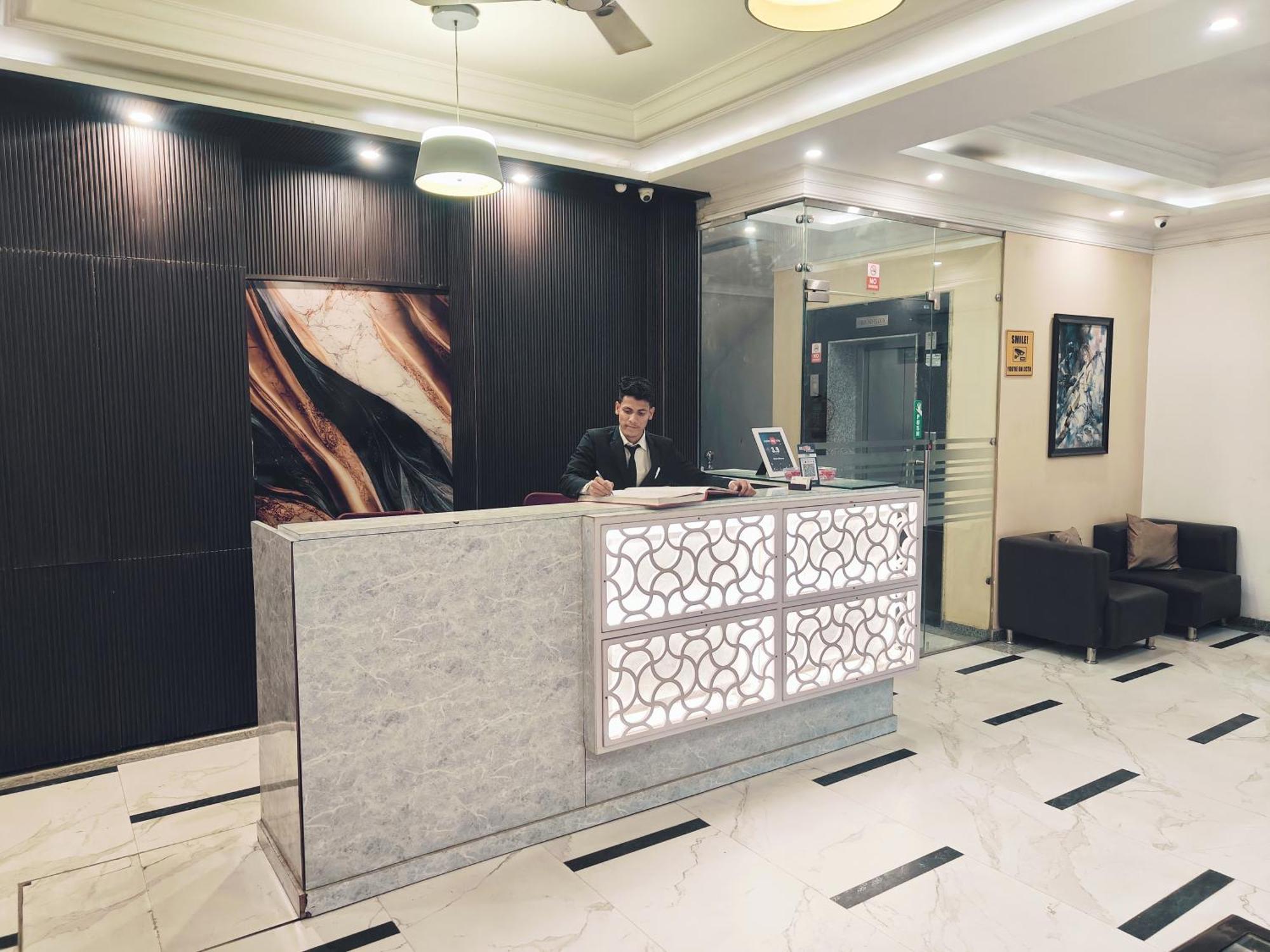 Hotel Almora Sky Near By Delhi International Airport With - Free Airport Pickup And Drop Нью-Дели Экстерьер фото