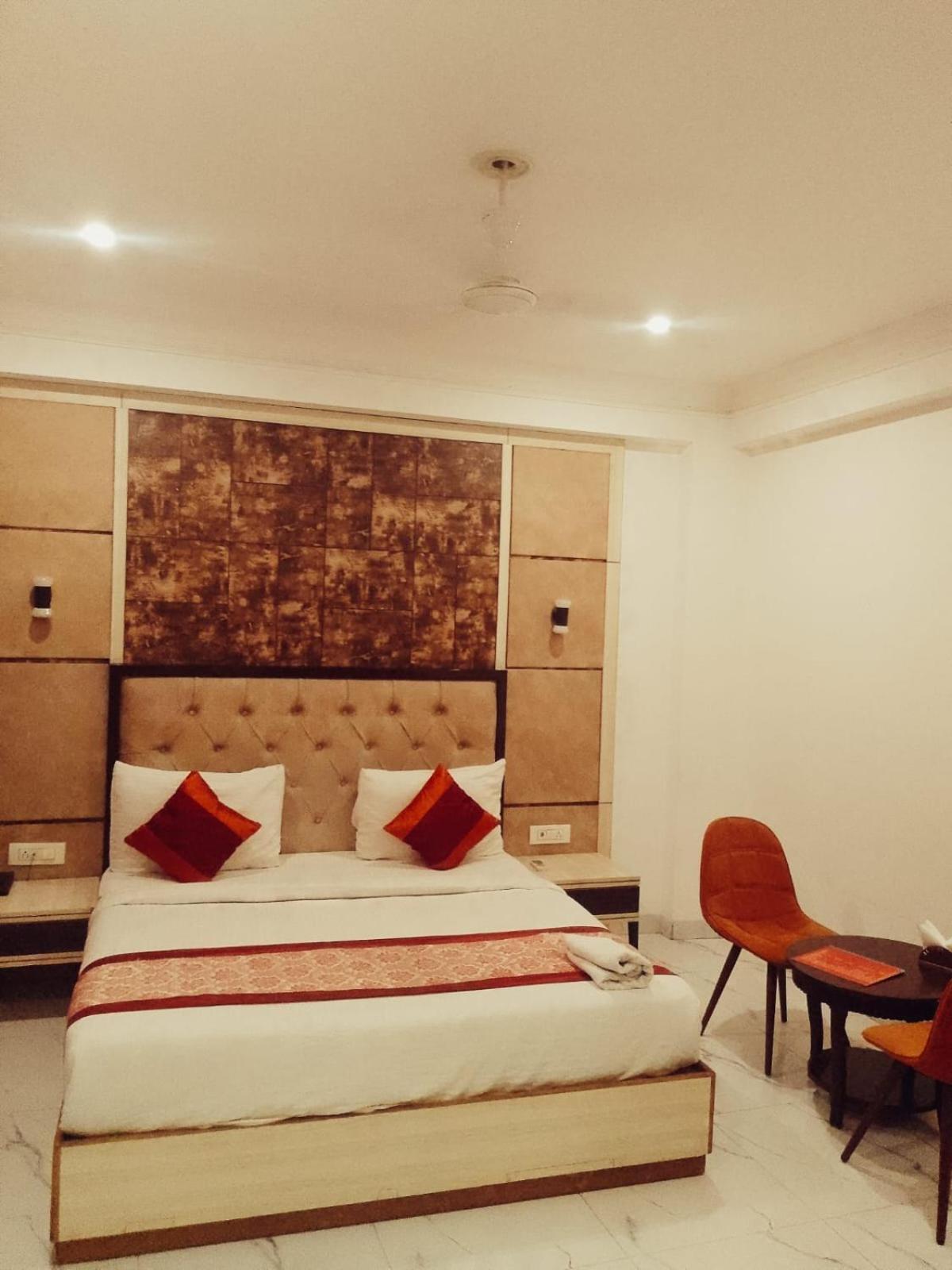 Hotel Almora Sky Near By Delhi International Airport With - Free Airport Pickup And Drop Нью-Дели Экстерьер фото